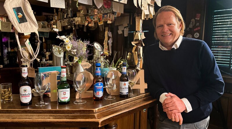 Björn Freitag lässt vier verschiedene alkoholfreie Biere verkosten. – Bild: WDR/​Joshua Stolz/​solisTV