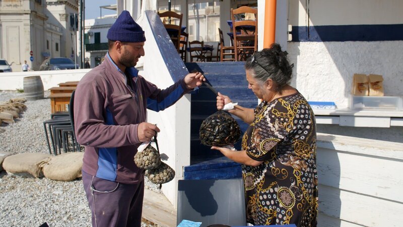 Köstliches Sizilien Im Schatten des Ätna Filippa Mancinone kauft Muscheln für ihre Spaghetti alle Vongole. – Bild: SRF/​Florianfilm