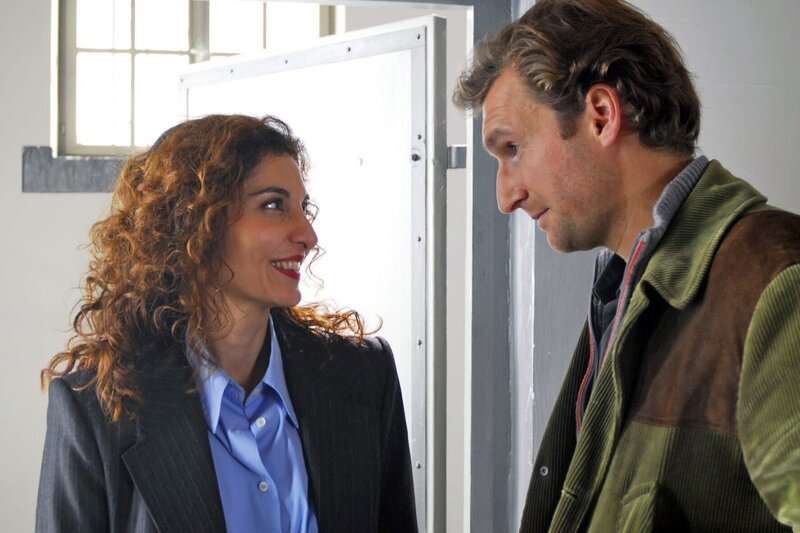 Auch Mark (Siegfried Terpoorten, r.) hat bei diesem Fall nichts zu lachen, denn seine Ex Anette war ebenfalls bei dem Masseur und Mark kann seine Eifersucht nur schwerlich unterdrücken. Da kommt ihm gerade recht, dass in Murnau eine neue Anwältin auftaucht: Carla Gern (Proschat Madani, l.). Sie beginnt sofort mit Mark zu flirten, und Mark lässt sich schließlich auf den Flirt ein … – Bild: SAT.1 /​ Hans Seidenabel Eigenproduktionsbild frei