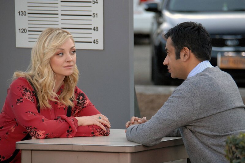 Zwei verlassene Expartner finden zueinander: Kevin (Kal Penn, r.) und Jeanette (Abby Elliott, l.) – Bild: 2014 Twentieth Century Fox Film Corporation. All rights reserved. Lizenzbild frei