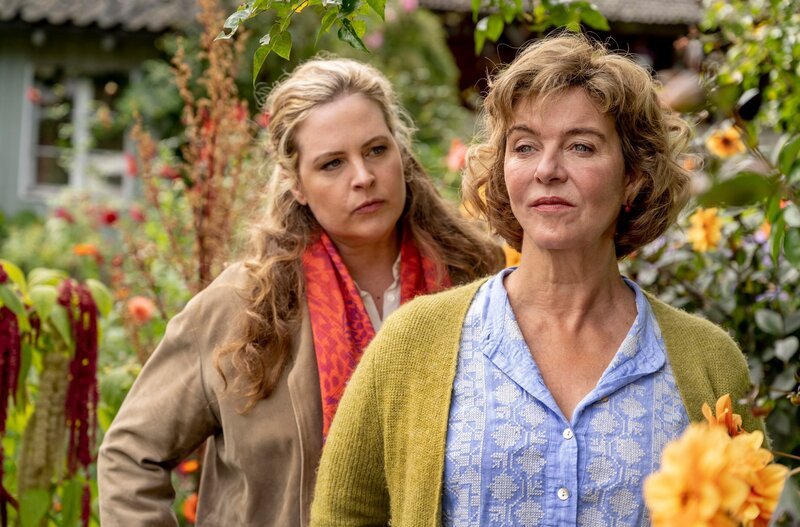 Toni (Diana Amft, li.) weiß nicht alles über ihre Mutter Heidi (Margarita Broich, re.). – Bild: ARD Degeto/​Martin Rottenkolber /​ ARD Degeto/​Bavaria Media