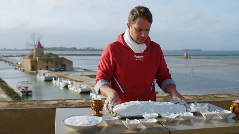 Köstliches Sizilien – Von der Küste ins Inselinnere. Antonio D’Ali Staiti umhüllt einen Wolfsbarsch mit einer Salzkruste. – Bild: SRF/​Florianfilm GmbH
