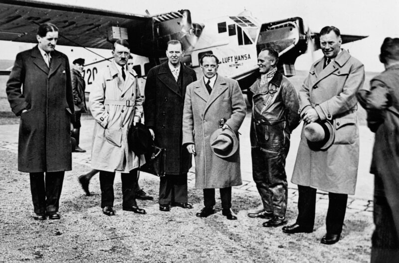 Adolf Hitler (vorne 2.v.l.) nutzte im Wahlkampf die Luft Hansa, um dank schneller Flüge bis zu neunmal am Tag im gesamten Reichsgebiet bei Großveranstaltungen aufzutreten. – Bild: ZDF /​ Lufthansa