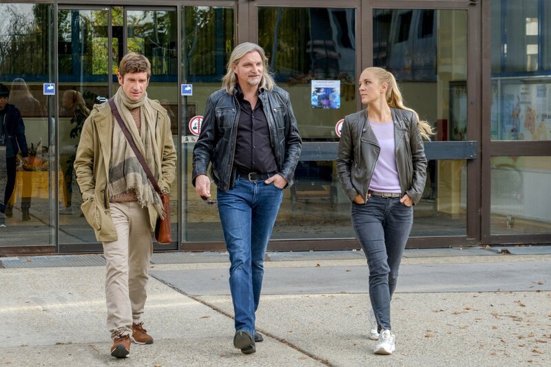Klaus, Carl und Penny verlassen das Sportinternat. Von links: Bezirksinspektor Klaus Lechner (Andreas Kiendl), Major Carl Ribarski (Stefan Jürgens) und Gruppeninspektorin Penny Lanz (Lilian Klebow). – Bild: Petro Domenigg /​ ORF /​ Satel Film
