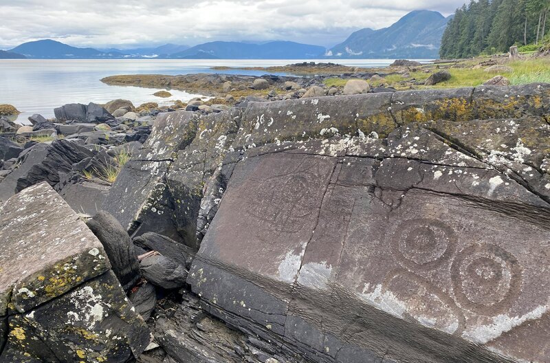 Spuren der Tlingit-Kultur im Glacier-Bay-Nationalpark, Alaska – Bild: Bonne Pioche Television