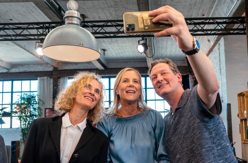 Themen der Sendung: Hautpflege – Des Guten zu viel?, Verschwörungsbla: Erste-Hilfe-Kasten gegen Schwurbler, Fit im Alter. Im Bild v.l.n.r.: Uta Dirksen, Monika König und Eckart von Hirschhausen. – Bild: ARD/​Max Kohr