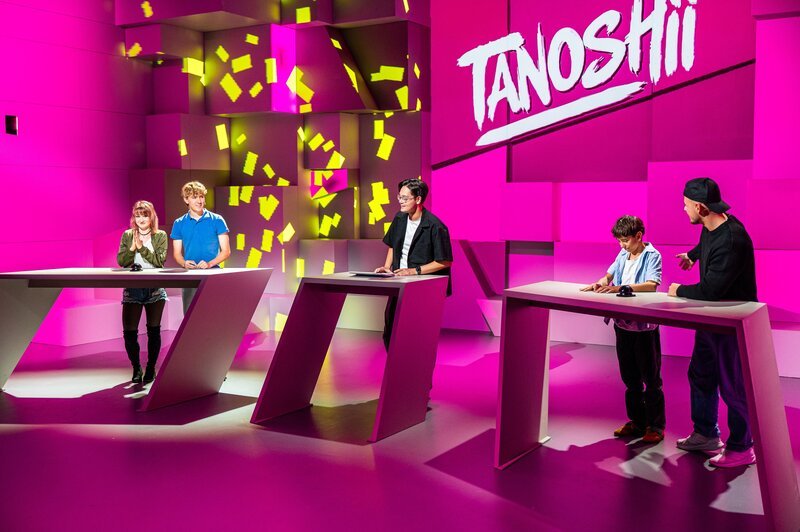 „Tanoshii“, das Wissensquiz rund um Manga und Anime, mit Fans und Creators aus der Szene, moderiert von Raafey. Von links: Cosplayerin „Kaddicosplay“, Anime- und Manga-Fan Louis, Moderator Raafey, Anime- und Manga-Fan Silas und Content-Creator „One Piece Theoretiker“. – Bild: ZDF/​Julian Niklas Canto