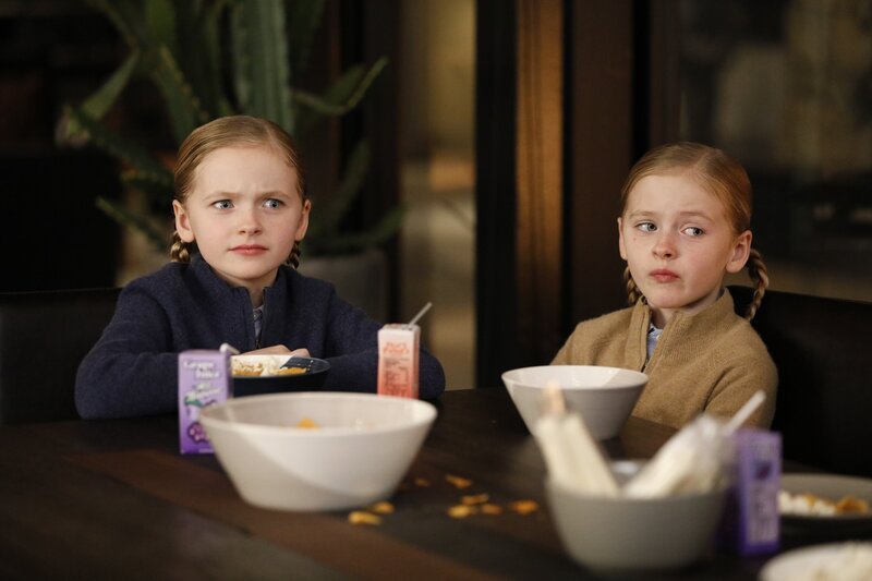 L-R: Emma Fogerty (Mia Allan) and Amy Fogerty (Ella Allan) – Bild: American Broadcasting Companies