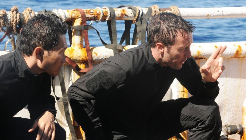 Ein neuer Fall wartet auf das Team: Steve (Alex O’Loughlin, r.) und Chin (Daniel Dae Kim, l.) … – Bild: 2016 CBS Broadcasting, Inc. All Rights Reserved /​ Norman Shapiro Lizenzbild frei