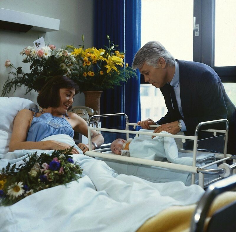 Werner (Peter Weck) darf als erster das neuegeborene Baby Franziska und die glückstrahlende Mutter (Thekla Carola Wied) besuchen. – Bild: ZDF und Nova Film /​ Nova Film