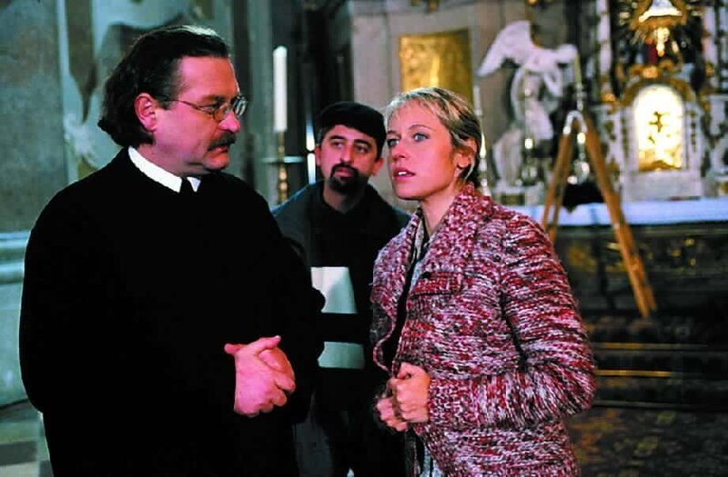 Pater Arnold (Ferdinand Öllinger, l.) erklärt seiner Haushälterin Lucia (Anica Dobra, r.) seine Vorgehensweise im aktuellen Asyl-Fall: Er will sich weigern, die kurdische Familie vor der geplanten Stürmung der Kirche in Sicherheit zu bringen. Fariz Gürkan (Sena Rthkay Unal, M.) bekommt das Gespräch mit. Am nächsten Tag wird Pater Arnold tot aufgefunden … – Bild: ORF 2