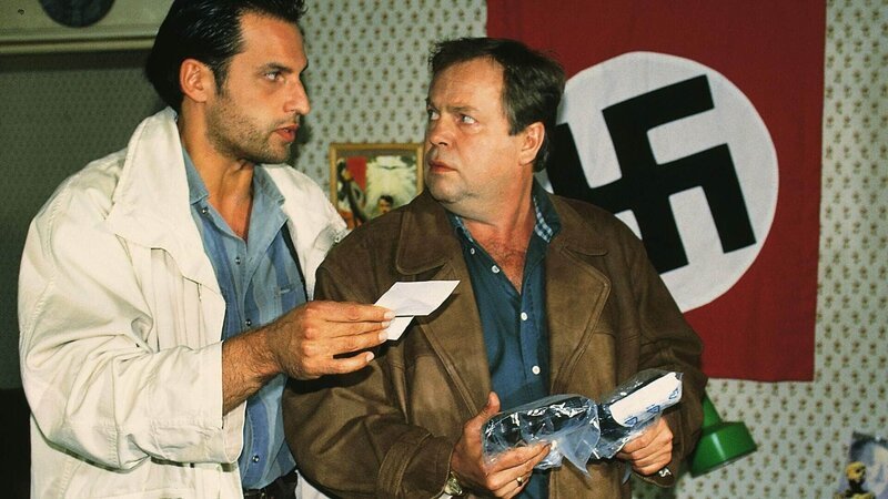 Die Kommissare Kehler (Wolfgang Bathke, r.) und Eschenbach (Matthias Bullach) machen eine Hausdurchsuchung bei dem Neonazi Prolla, der des Mordes verdächtigt wird. – Bild: RTL
