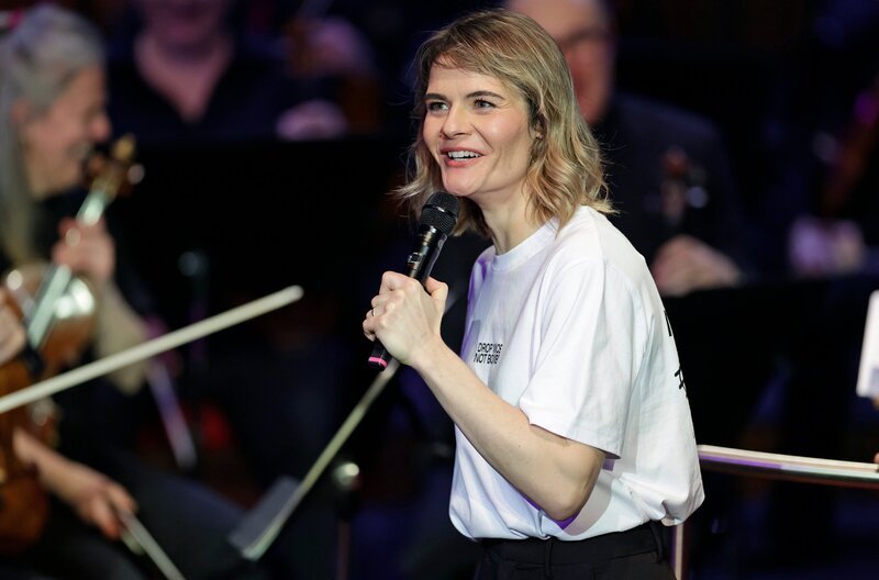 Was haben die Beach Boys, Adele und Die Simpsons gemeinsam? Hazel Brugger verrät es Ihnen – und bringt gemeinsam mit dem WDR Funkhausorchester die Kölner Philharmonie mit ihrem ganz persönlichen Mixtape in Stimmung. Die Playlist der Comedienne, Slam-Poetin und Moderatorin ist ein echter Gute-Laune-Mix: Schnell, beatlastig und rhythmisch schmeißt sie uns vom Club in die aktuellen Charts bis zurück ins Jugendzimmer der 1990er-Jahre. – Hazel Brugger – Bild: WDR/​Thomas Brill