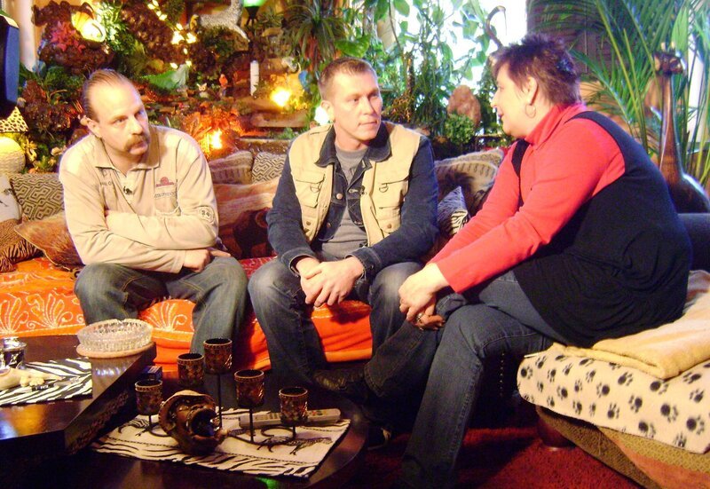 Jörg und Simone haben ihre Spielothek verloren und damit ihre Zuversicht: Dem Paar wurde der Mietvertrag ihres gut laufenden Betriebes gekündigt, der Rechtsstreit läuft. Kann Otto Schulte (Mitte) den beiden helfen..? – Bild: RTL Zwei