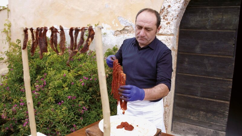 Köstliches Apulien – Der Gargano Michele Sabatino verarbeitet Rindfleisch zum Fingerfood der Hirten: Musciska. – Bild: SRF/​Florianfilm GmbH