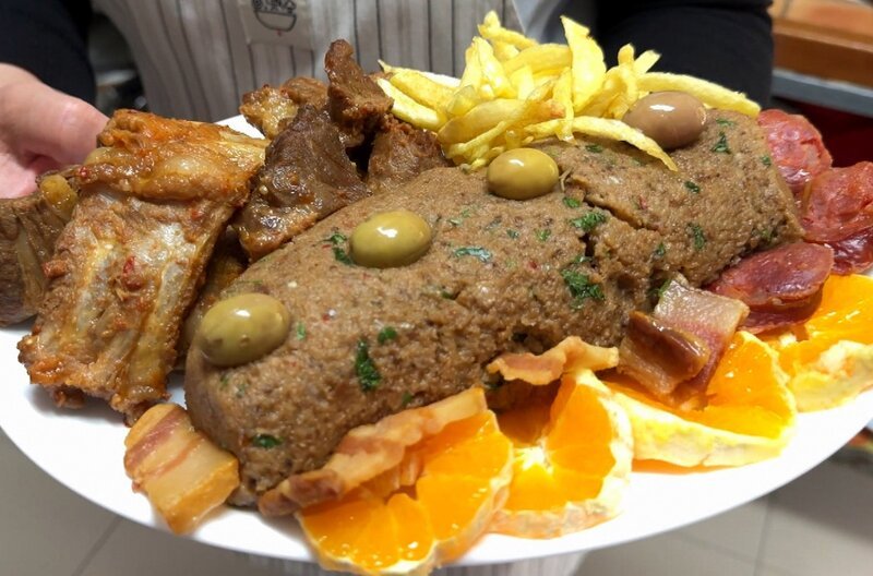 Iberisches Schwein aus dem Alentejo: Porco preto mit Migas – Bild: Elephant Doc