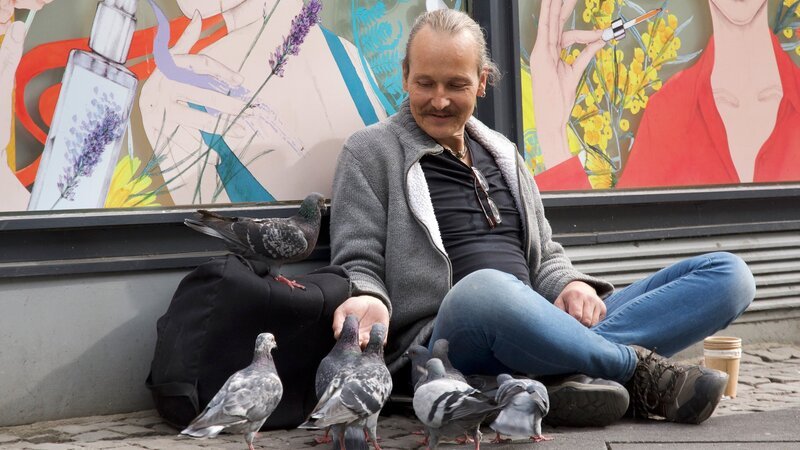 Der 53-jährige Jens hat seit sechs Jahren auf der Straße gelebt. Nun hat er eine Wohnung gefunden. Mit Hilfe neuer Beschäftigungen will er von den Drogen loskommen. – Bild: RTLZWEI