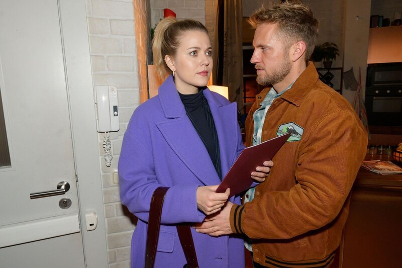 Paul (Niklas Osterloh) hofft, dass Alicias (Josefin Bressel) Bewerbung bei Katrin erfolgreich ist. – Bild: RTL /​ Rolf Baumgartner /​ Aufgeflogen