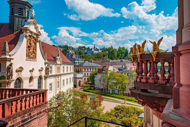 Baden im Thermalwasser hat im nördlichen Schwarzwald eine lange Tradition. Bereits die Römer wussten das natürlich warme Wasser der Region zu schätzen und etablierten erste Thermentraditionen. Im 19. Jahrhundert entstanden die großen Thermaltempel Friedrichsbad (Foto) in Baden-Baden und das heutige Palais Thermal in Bad Wildbad. – Bild: WDR/​imageBROKER /​newspixx vario images