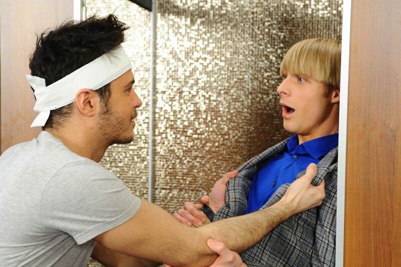 Maik (Sebastian König, l.) rächt sich an Virgin (Chris Gebert, r.) … – Bild: SAT.1 /​ Oliver Ziebe