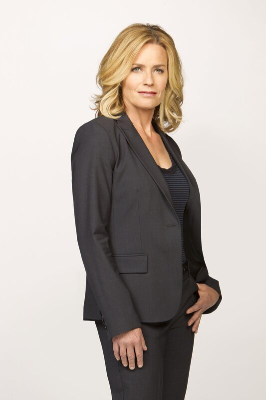 Elisabeth Shue als Julie Finlay – Bild: RTL