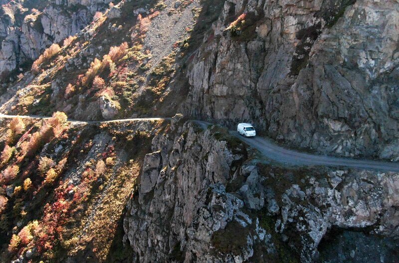 Das „Eiserne Tor“ an den Derebasi-Kurven: die schwierigste Stelle des Highway D915 zwischen Of und Bayburt. – Bild: Jochen Schmoll