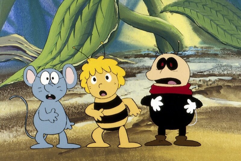 Alexander, Maja und Puck belauschen die Bienen und entwerfen einen Schlachtplan. – Bild: ORF/​ZDF/​Apollo-Film