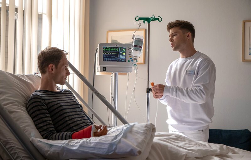 Notarzt Dr. Jörg Falter (Florian Beyer, li.) ist bei einem Einsatz zusammengeschlagen worden und hat sich einen offenen Handgelenksbruch zugezogen. Kris Haas (Jascha Rust, re.) war bei dem Vorfall dabei. – Bild: MDR/​Saxonia Media/​Rudolf Wernicke