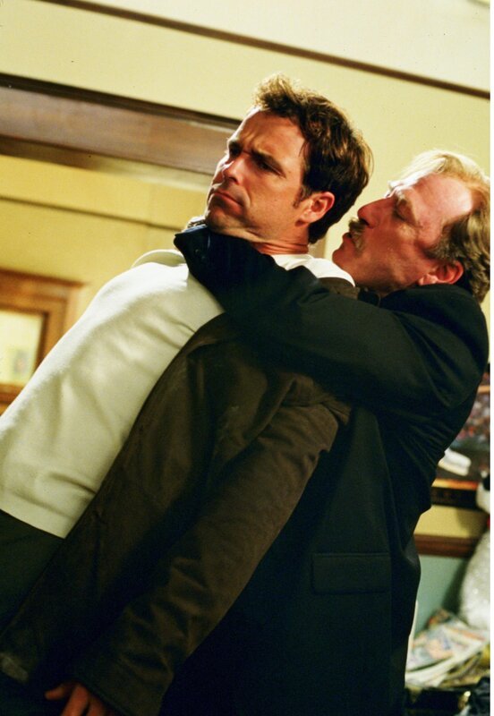 Monk „Mr. Monk und das Erdbeben“. Im Bild: Cameron Daddo, Ted Levine. – Bild: ORF (FS1/​FS2) /​ ORF1