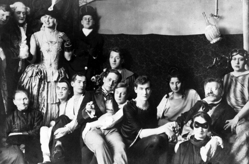 Magnus Hirschfeld (2.v.r.) im Kreise seiner Mitarbeiter bei einem Fest in seinem Institut für Sexualwissenschaft in Berlin – Bild: Magnus Hirschfeld Gesellschaft