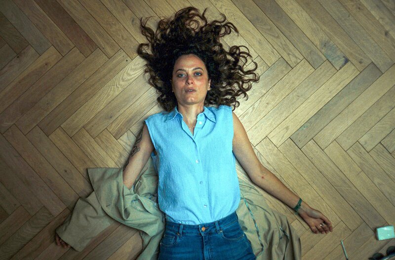 Anna Romano (Gaia Messerklinger) wacht in der Villa der Herzogin auf, nachdem sie unter Drogen gesetzt wurde. – Bild: hugofilm features/​RSI