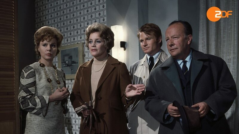 Kommissar Keller (Erik Ode, r.) vermutet, dass Berthold zu Irene Paulis (Maria Schell, 2.v.l.) Schwester Anneliese Steinberg (Eva Ingeborg Scholz, l.) geflüchtet ist. Harry Klein (Fritz Wepper, 2.v.r.) – Bild: ZDF Studios