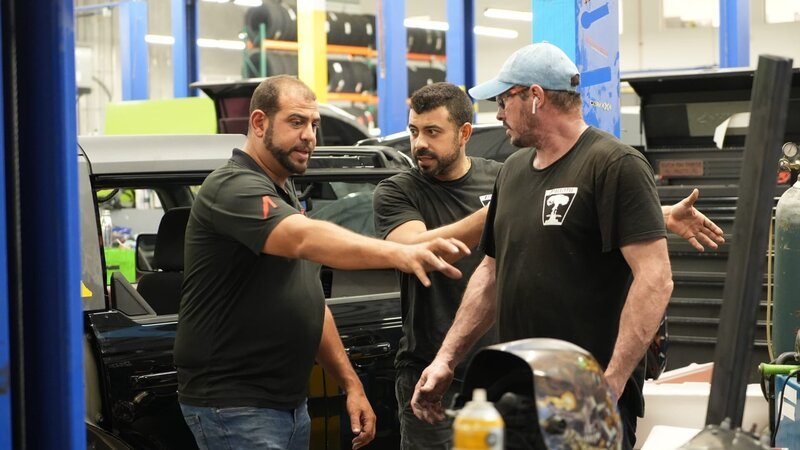 Joe explains to the Apocalypse mechanics the next steps for the Bronco truck bed extension, as seen on Truck Dynasty. – Bild: Warner Bros. Discovery, Inc. or its subsidiaries and affiliates. All rights reserved.