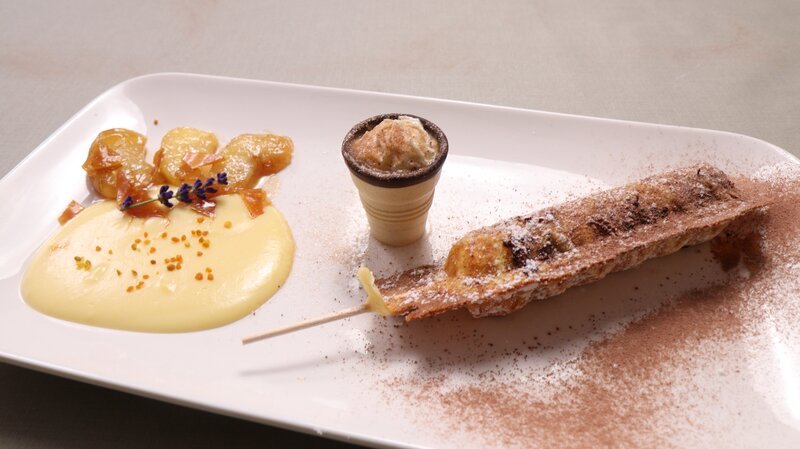 Bei Laura Alena Schmid, Unterböhringen, Schwäbische Alb. Nachspeise: Karamellisierte Apfelspalten mit Vanillesoße an gefüllter Waffel am Stiel und Eierlikörchen. – Bild: WDR, BR, megaherz gmbh