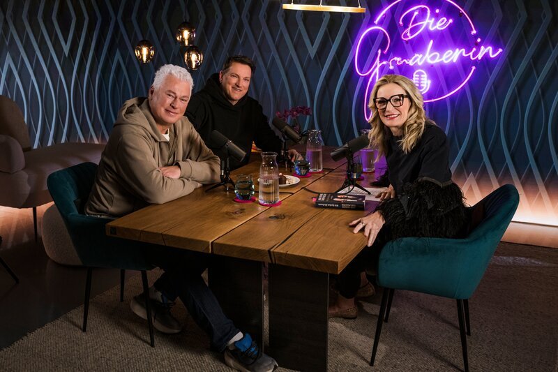 Monika Gruber, Toni Polster (l.) und Andreas Herzog während ServusTVs „Die Gruaberin – Vodcast“ in Salzburg, Österreich am 22. Januar 2026. – Bild: ServusTV /​ Sebastian Marko