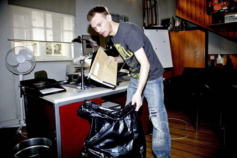 Jürgen (Oliver Bokern) will nach seinem Misserfolg endlich Schluss mit der Detektei machen. – Bild: SAT.1 /​ Monika Schürle