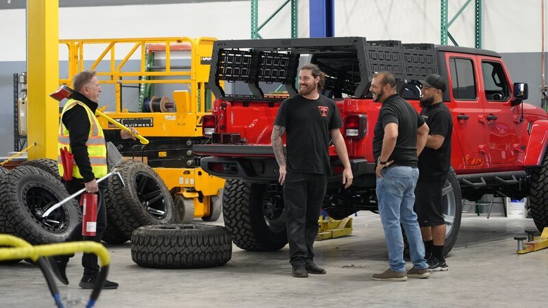 Jerry Sr. brings additional equipment needed for Firetruck to Joe and the Apocalypse mechanics, as seen on Truck Dynasty. – Bild: Warner Bros. Discovery, Inc. or its subsidiaries and affiliates