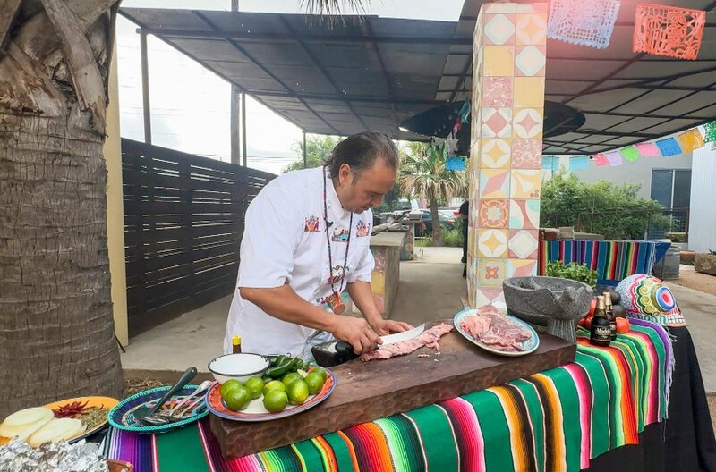 Chefkoch Johnny Hernandez ist ein Verfechter der authentischen Küche und hält nichts von industriell hergestellten Tex-Mex-Gerichten. – Bild: Elephant Doc