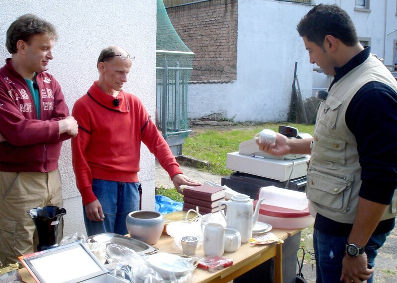 Das homosexuelle Pärchen Marco und Joachim hält sich mehr schlecht als recht über Wasser. Trödel-Experte Sükrü (re.) muss diesmal aufräumen, coachen und wichtige Lebensfragen klären. – Bild: RTL II