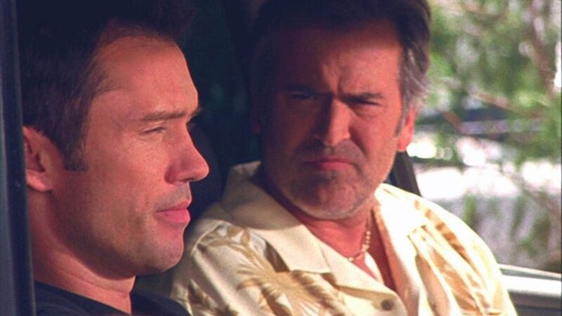 Sam Axe (Bruce Campbell, r.) unterstützt seinen besten Freund Michael (Jeffrey Donovan) und versorgt den ehemaligen Agenten mit Informationen. – Bild: RTL /​ Twentieth Century Fox