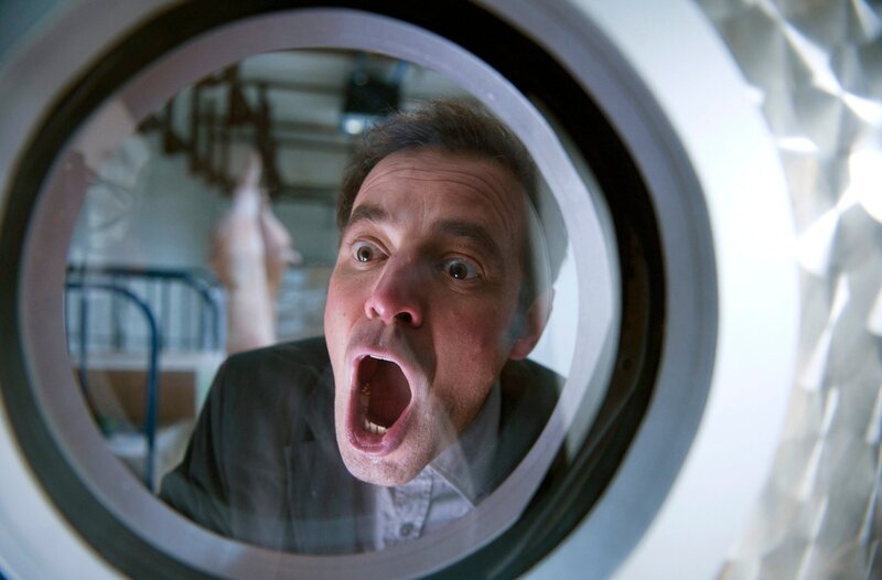 MDR Fernsehen ALLES KLARA, FOLGE 6, „Der Tod steht ihr besser“, am Montag (14.04.14) um 22:50 Uhr. Paul Kleinert (Felix Eitner) wurde ins Kühlhaus des Supermarktes eingesperrt und schreit sich vor Angst die Seele aus dem Leib. – Bild: MDR/​Marion von der Mehden