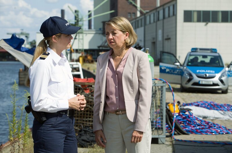Paula Sprenger (Sarina Radomski, l.) befragt die Firmenchefin Gerlind Mehling (Anna Böttcher, r.) über ihr Verhältnis zur Toten. – Bild: ARD/​Daniela Incoronato