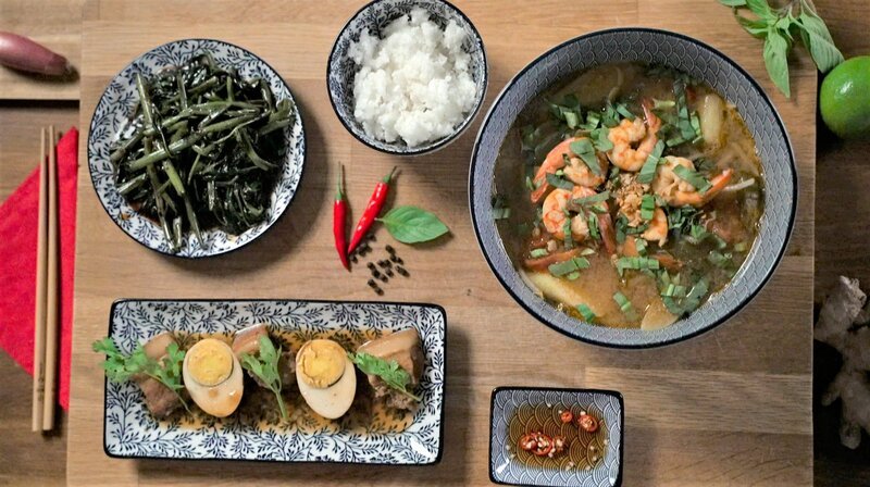In dieser Sendereihe kochen keine Profis, sondern Berlinerinnen und Berliner aus aller Welt. Wir begleiten die Hobby-Köchinnen und -Köche dorthin, wo sie in Berlin die Zutaten für ihre landestypischen Gerichte kaufen. Dann wird geschnibbelt, gekocht und erzählt. In wenigen Minuten lernt man Schritt für Schritt ein exotisches und originales Gericht kennen, das sicher Lust macht zum Nachkochen. – Mai Thy Hinz bereitet ein Menü zu, das man traditionell zum vietnamesischen Neujahrsfest mit der Familie isst: geschmorter Schweinebauch mit Eiern, eine Süß-Sauer-Suppe und Wasserspinat. – Bild: rbb
