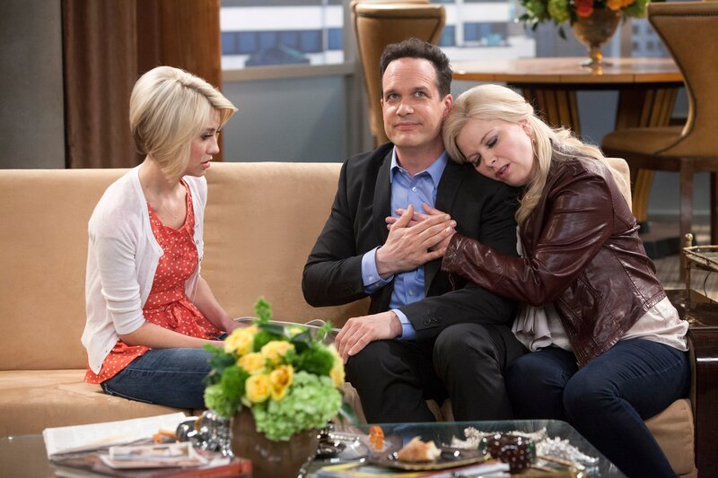 Nachdem Tod von Fitch lernt Riley (Chelsea Kane, l.) dessen Vater (Diedrich Bader, M.) kennen, der sie bittet eine Grabrede zu halten. Keine leichte Aufgabe für Riley, da sie sich eigentlich von Fitch trennen wollte. Währenddessen setzt sich Bonnie (Melissa Peterman, r.) in den Kopf, die Aufmerksamkeit von Fitchs wohlhabenden Vater auf sich zu ziehen … – Bild: The Walt Disney Company Germany