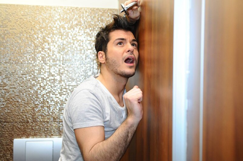 Virgins Eifersucht auf Maik (Sebastian König) steigt ins Unermessliche, als er feststellen muss, dass Bruno nur noch Augen für seine neue Muse hat. Ein Zustand, den Virgin beenden will. Und so entschließt er sich, Maik für die Zeit der Modenschau auszuschalten … – Bild: SAT.1 /​ Oliver Ziebe