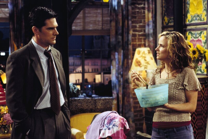 Überraschenderweise hat September (Juliette Lewis, r.) für Greg (Thomas Gibson) einen Salat zubereitet. – Bild: Disney /​ Disney•Pixar /​ Lucasfilm LTD /​ Marvel