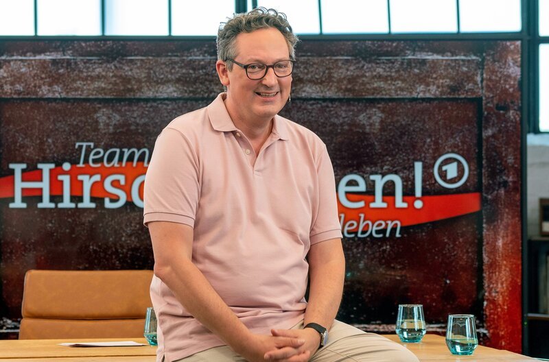 Themen der Sendung: Pflegenotstand in Deutschland, Was macht eigentlich ein Influencer?, Single-Dasein: Wieso finden so viele intelligente Frauen keinen Mann? Moderator der Sendung Eckart von Hirschhausen – Bild: ARD/​Max Kohr