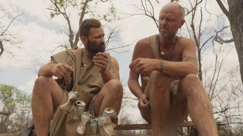 Wes Harper and Stee Kelly creating a perimeter alarm. – Bild: Warner Bros. Discovery, Inc. or its subsidiaries and affiliates. All rights reserved.