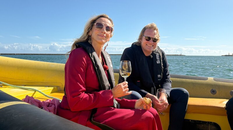 Björn Freitag und Tamina Kallert unterwegs im Naturpark Ria Formosa: Auf dem Boot Richtung Ilha Deserta genießen sie frische Austern. – Bild: WDR/​2bild GmbH
