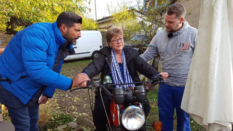 Sükrü steht ein schwieriger Einsatz bevor: Utes Mann Matthias hat sich vor Kurzem das Leben genommen. Nun sollen die Fahrzeugschätze des Kfz-Mechanikers und passionierten Schraubers in gute Hände gegeben werden, damit Ute neu starten kann. (Foto re: Utes Sohn Tim) – Bild: RTLZWEI
